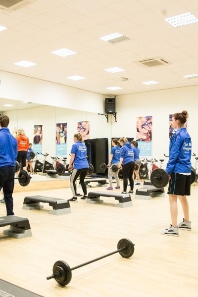 Studenten aan het fitnessen