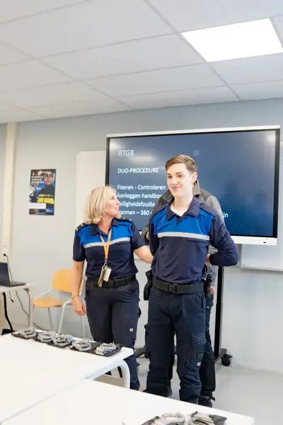 Student Veiligheidscollege in uniform met docent voor klas