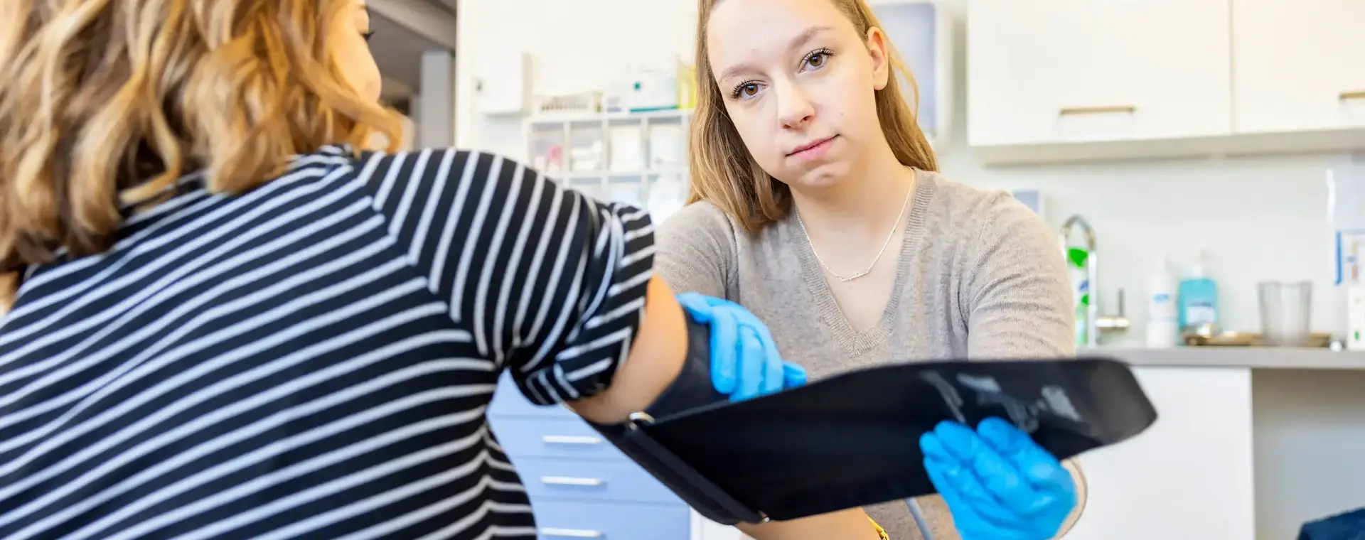 Doktersassistente doet een bloedrukmeting