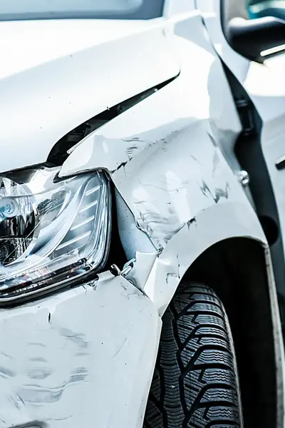 Voorkant auto met schade