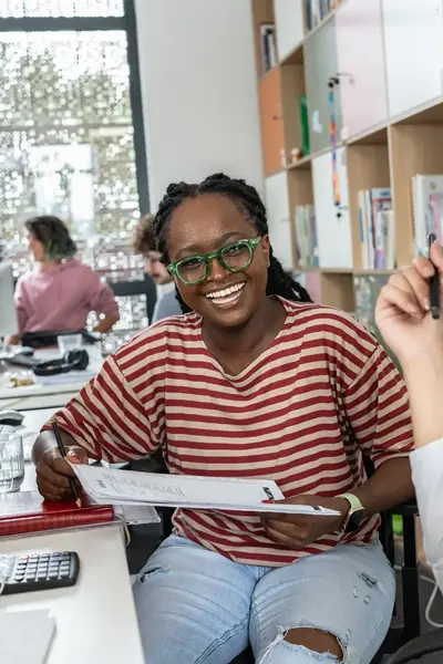 Studenten hebben samen plezier in klasklokaal