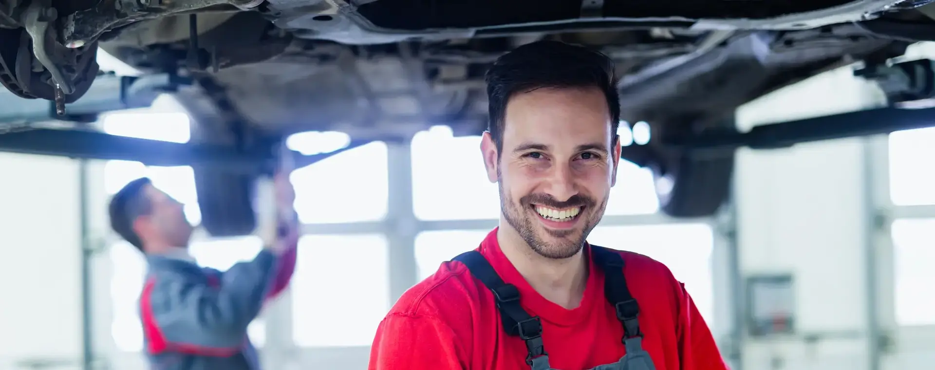 Automonteurs staan onder auto