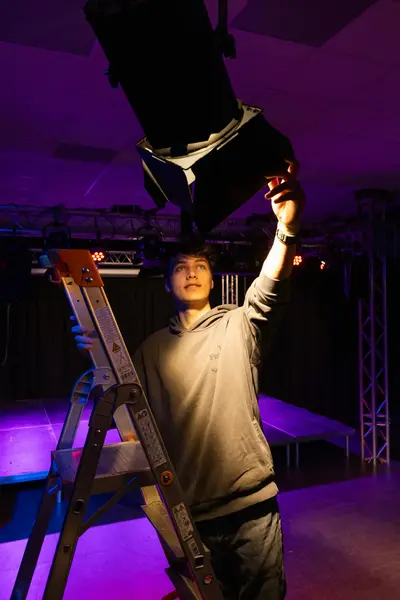 Licht valt op student op trap die het licht afstelt.