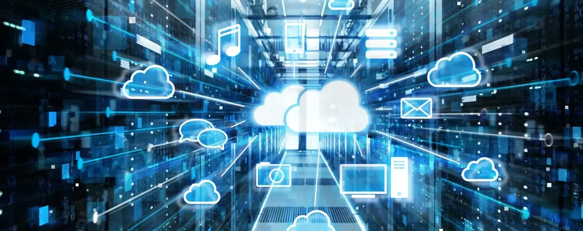 Digitale datastromen in een datacenter met cloud symbolen op de voorgrond