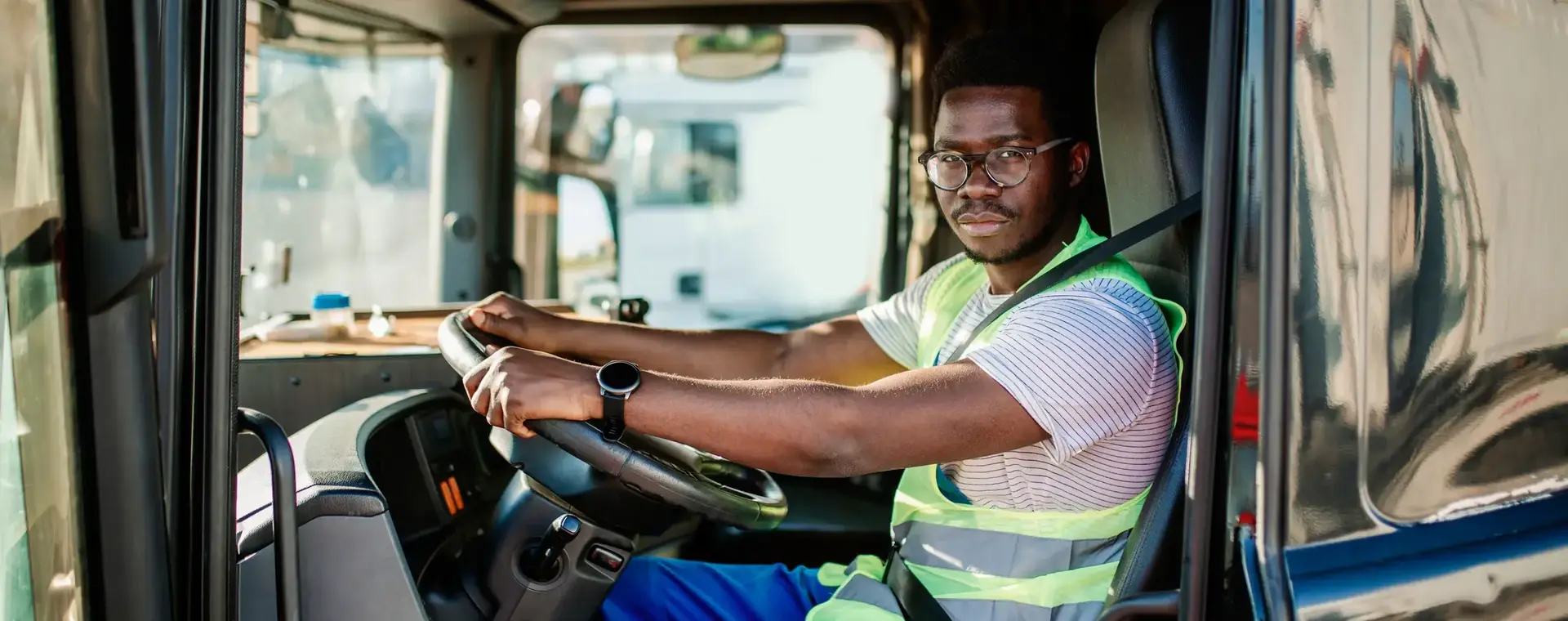Jonge man achter stuur van vrachtwagen