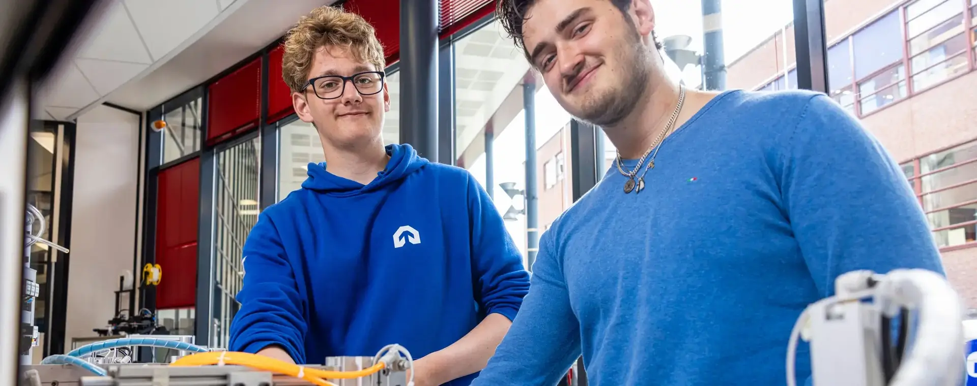 Twee mannen werken aan een elektrische installatie