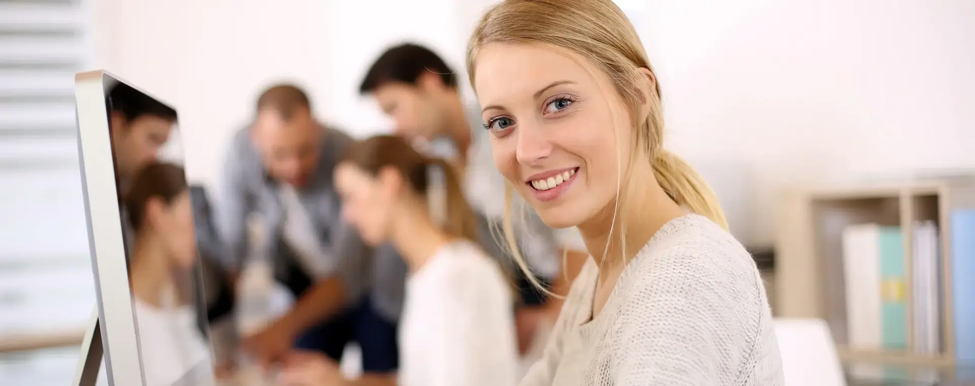 Studente achter computer op de achtergrond meer studenten
