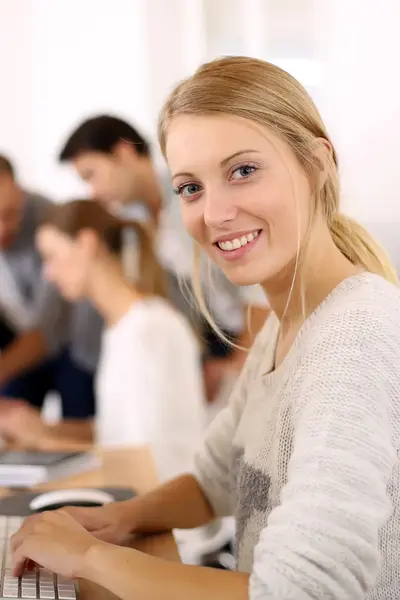 Studente achter computer op de achtergrond meer studenten