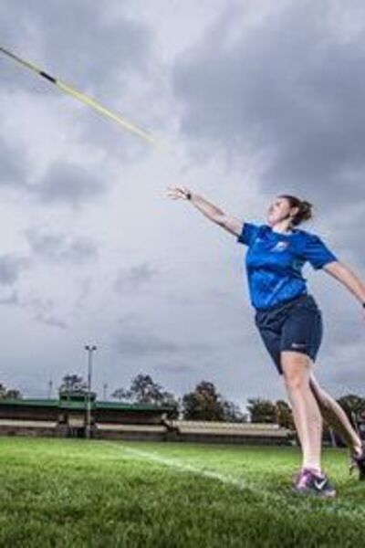 Vrouw op een sportveld