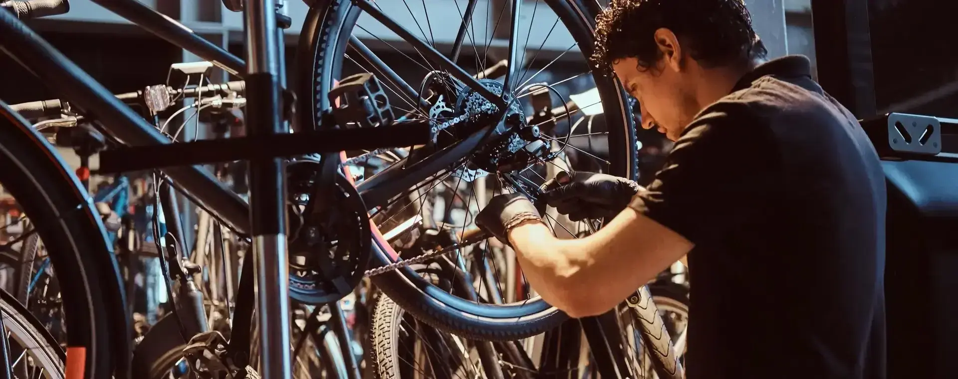 Student sleutelt aan fietswiel