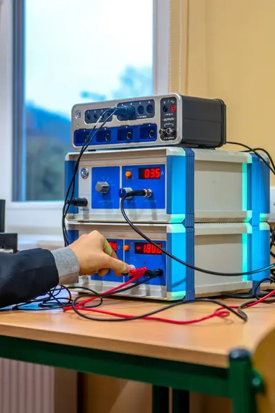 Student sleutelt aan elektrotechnisch apparaat