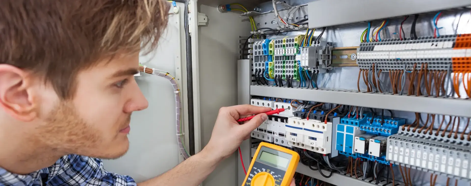 Jongeman meet spanning in installatie