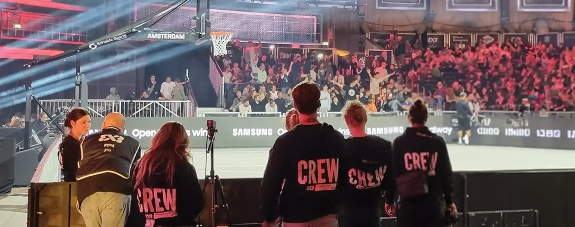 Zes crew leden bij een groot sport event