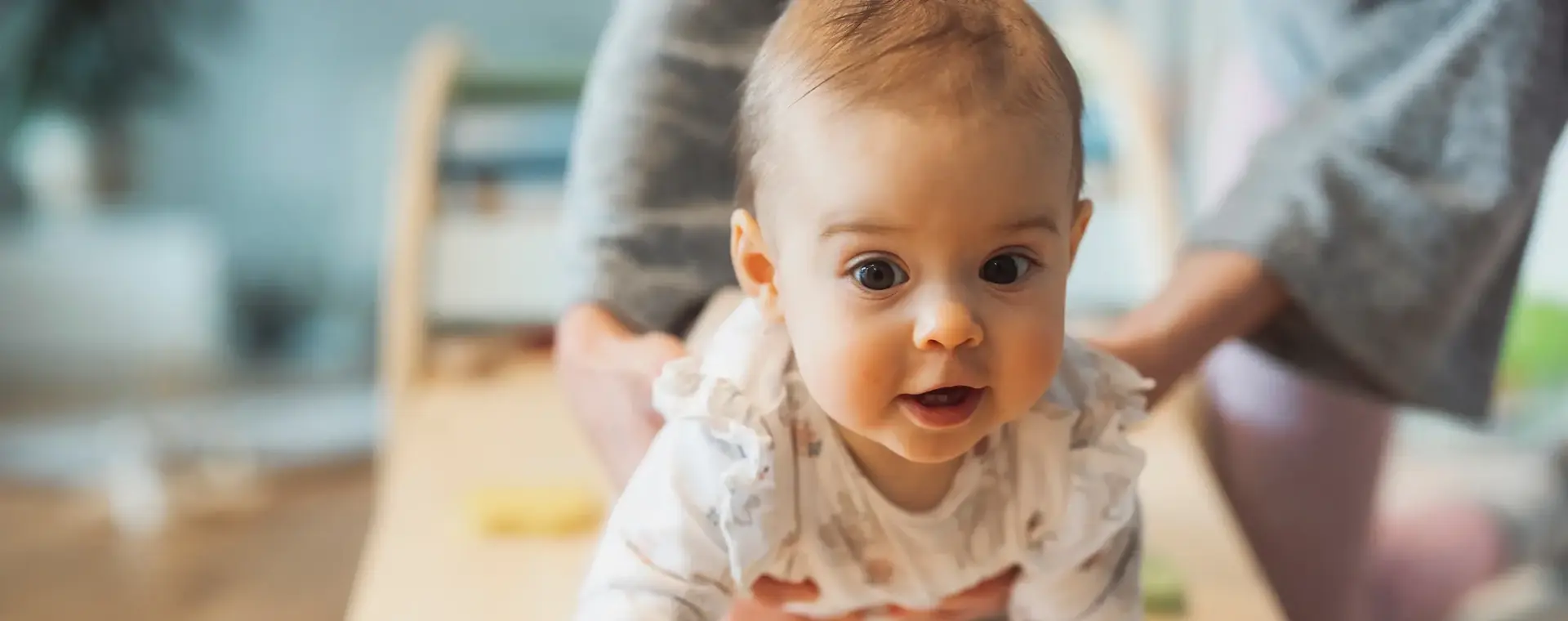 Baby kruipt over een kleedje op de grond