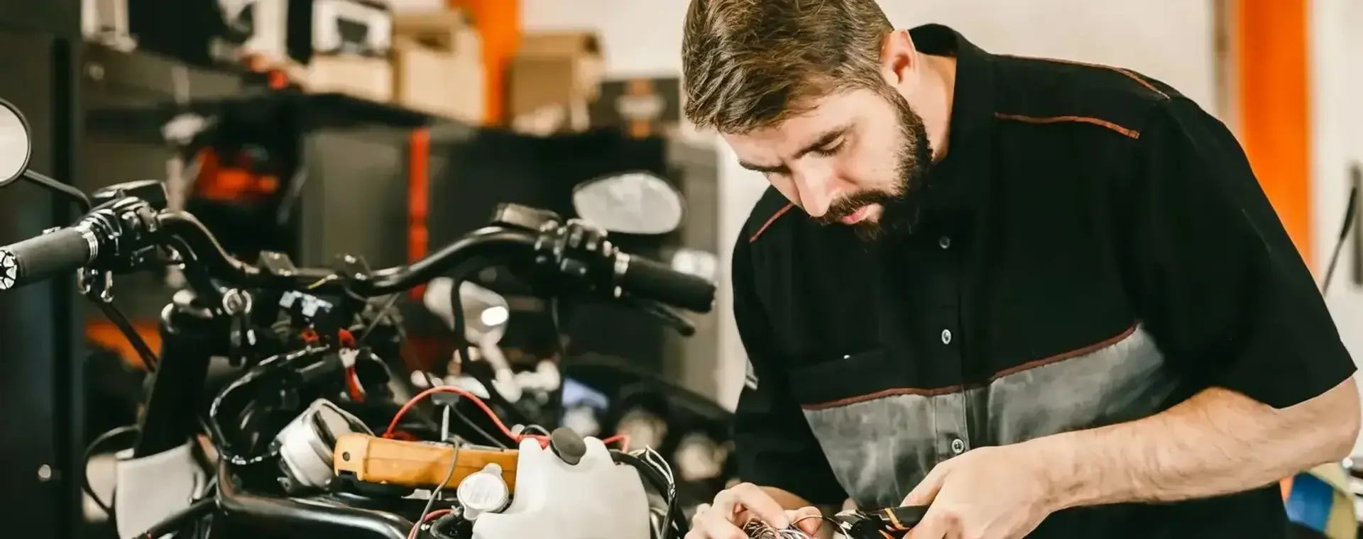 Monteur repareert motorfiets
