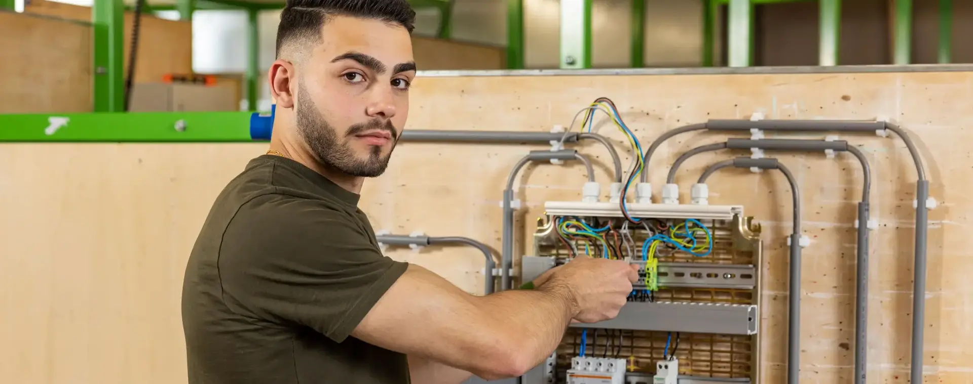 Jonge man is aan het werk aan de elektra bij een stoppenkast.