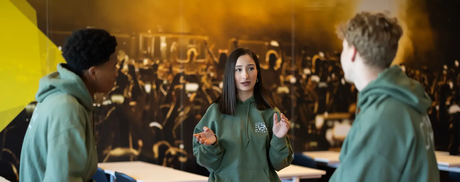 Studente legt iets uit aan twee andere studenten