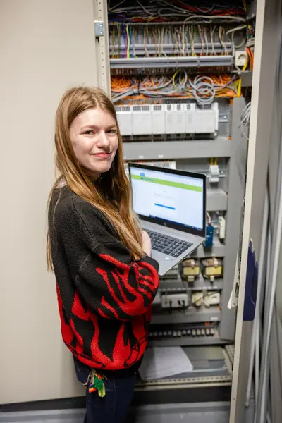 Student in stoppenkast met laptop