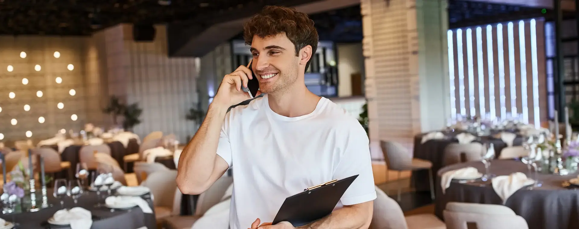 Medewerker bereidt evenement voor in een restaurant