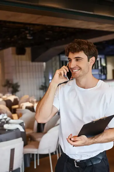 Medewerker bereidt evenement voor in een restaurant