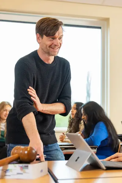 Docent in klas legt de lesstof uit aan studente