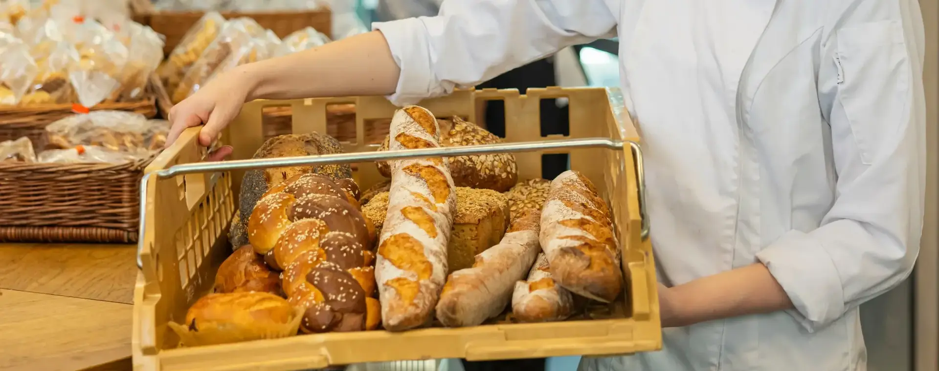 Student presenteert versgebakken brood in de bakkerij 