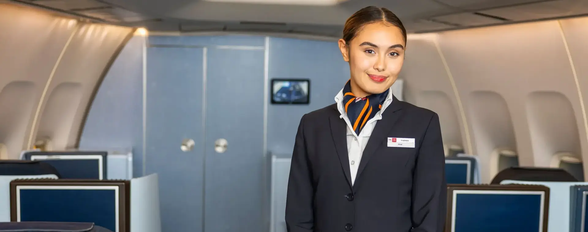 Stewardess in vliegtuig