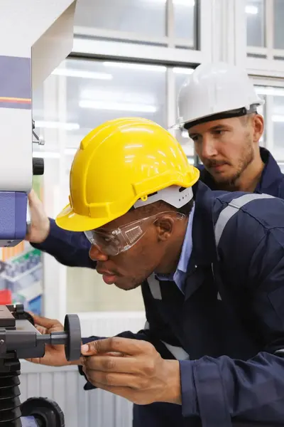 Studenten werken met een machine