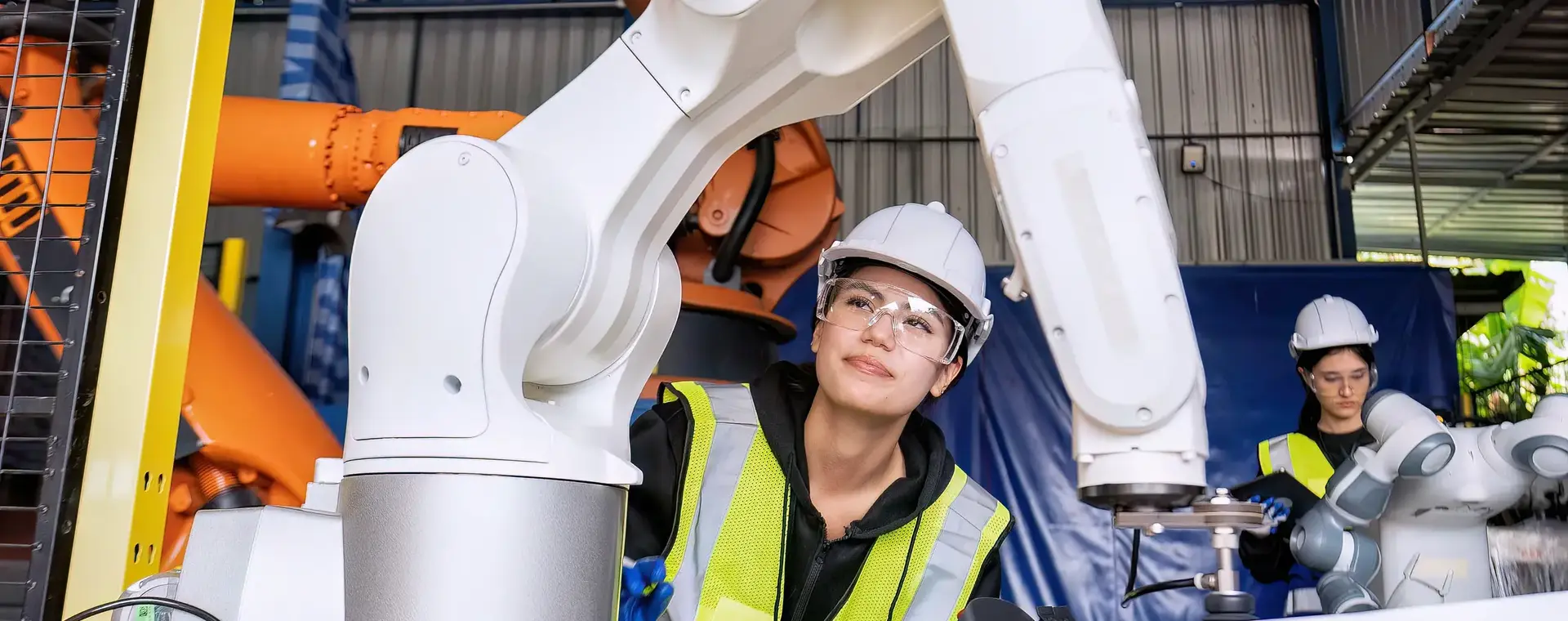Studente met witte robotarm