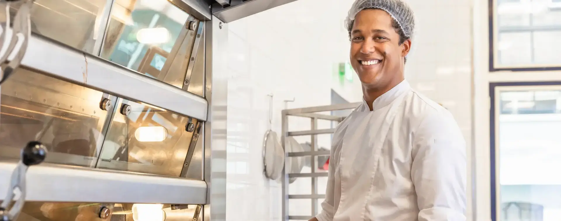 Bakker toont trots zijn zelfgebakken broodjes