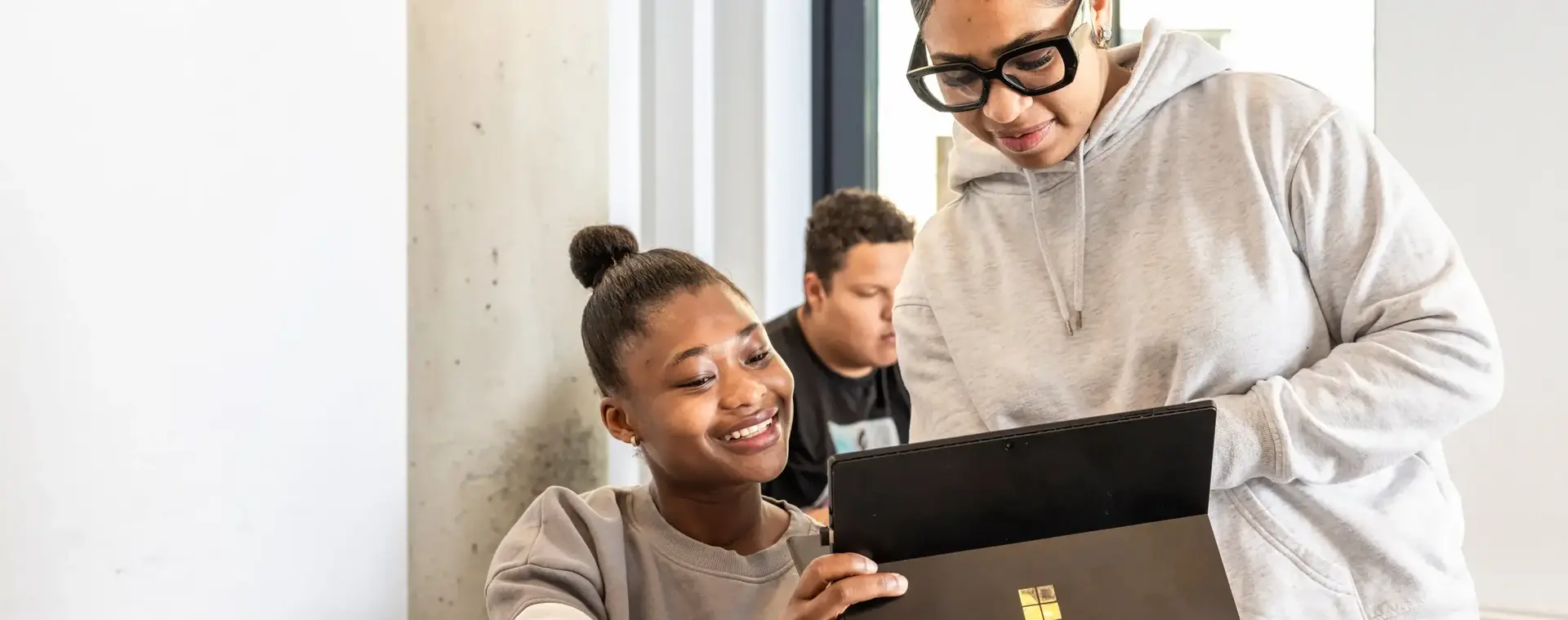 Twee studenten kijken samen naar een tablet