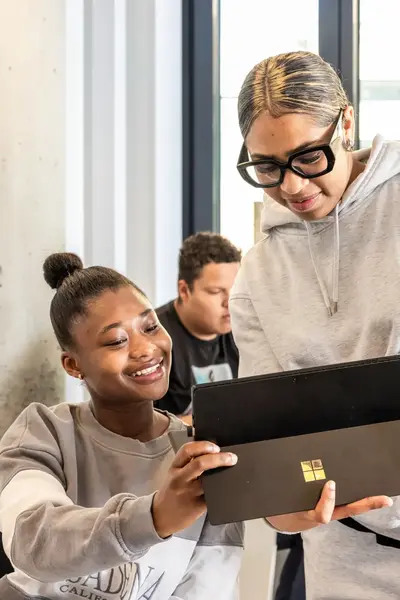 Twee studenten kijken samen naar een tablet