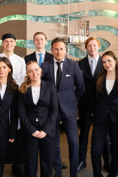 Groep horecamedewerkers in nette bedrijfskleding.