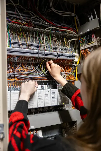 Student werkt aan bekabeling