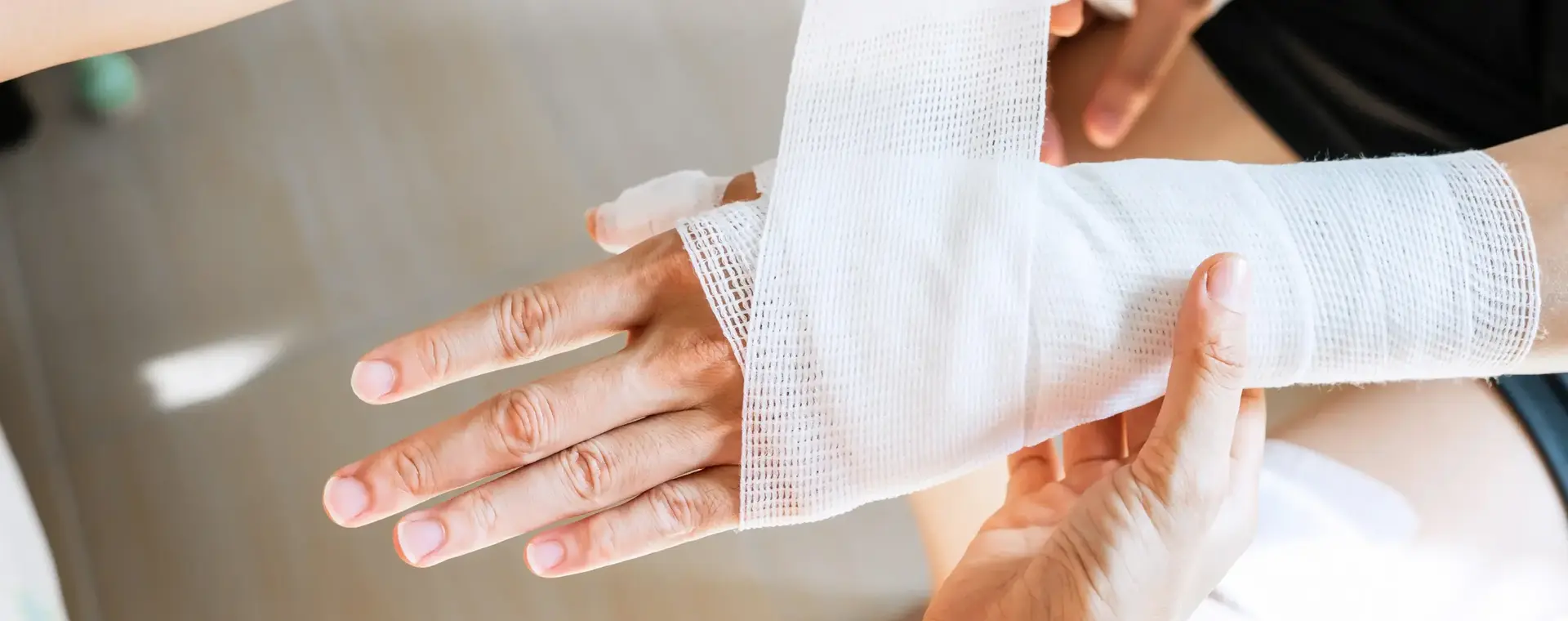 Hand die ingezwachteld wordt