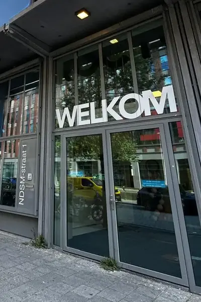 Voorkant van de leslocatie NDSM-Straat 1 van het ROC van Amsterdam