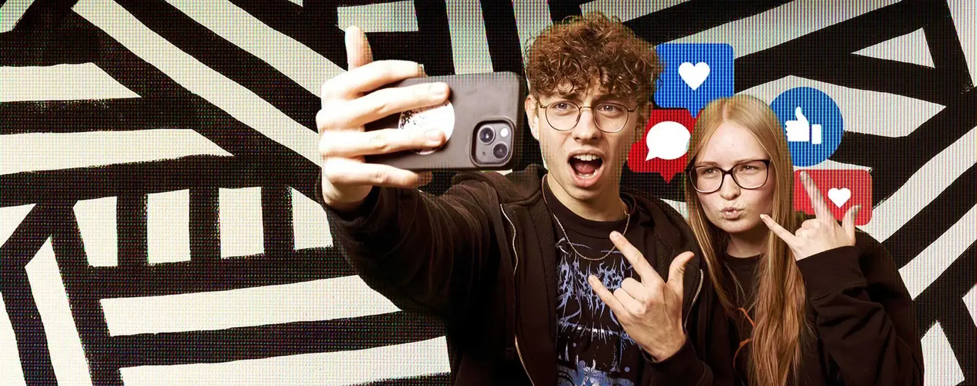 Twee studenten maken een selfie met mobiele telefoon