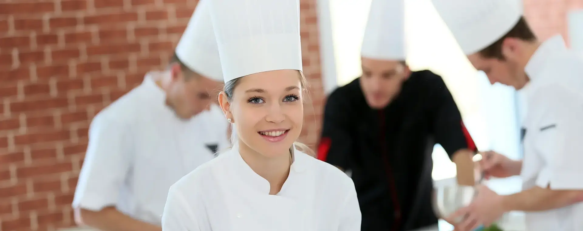 Kok presenteert met trots een zelfgemaakt gerecht