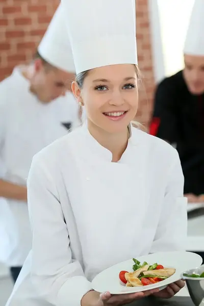 Kok presenteert met trots een zelfgemaakt gerecht