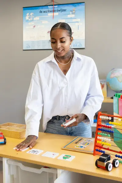Student in een kleuterklas met telraam
