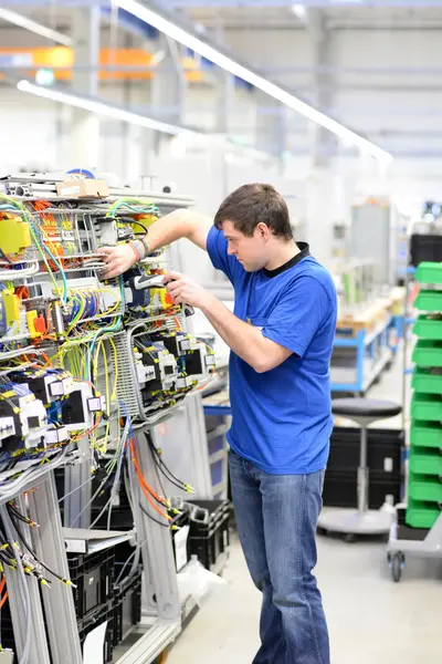 Student sleutelt aan elektrotechnische installatie