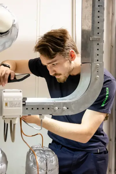 Student Elektrotechniek inspecteert installatie