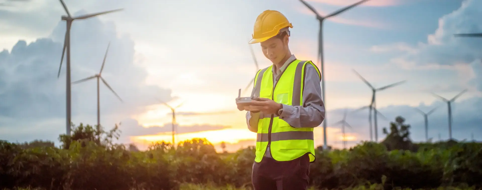 Student onderhoudstechniek met drone tussen windmolens