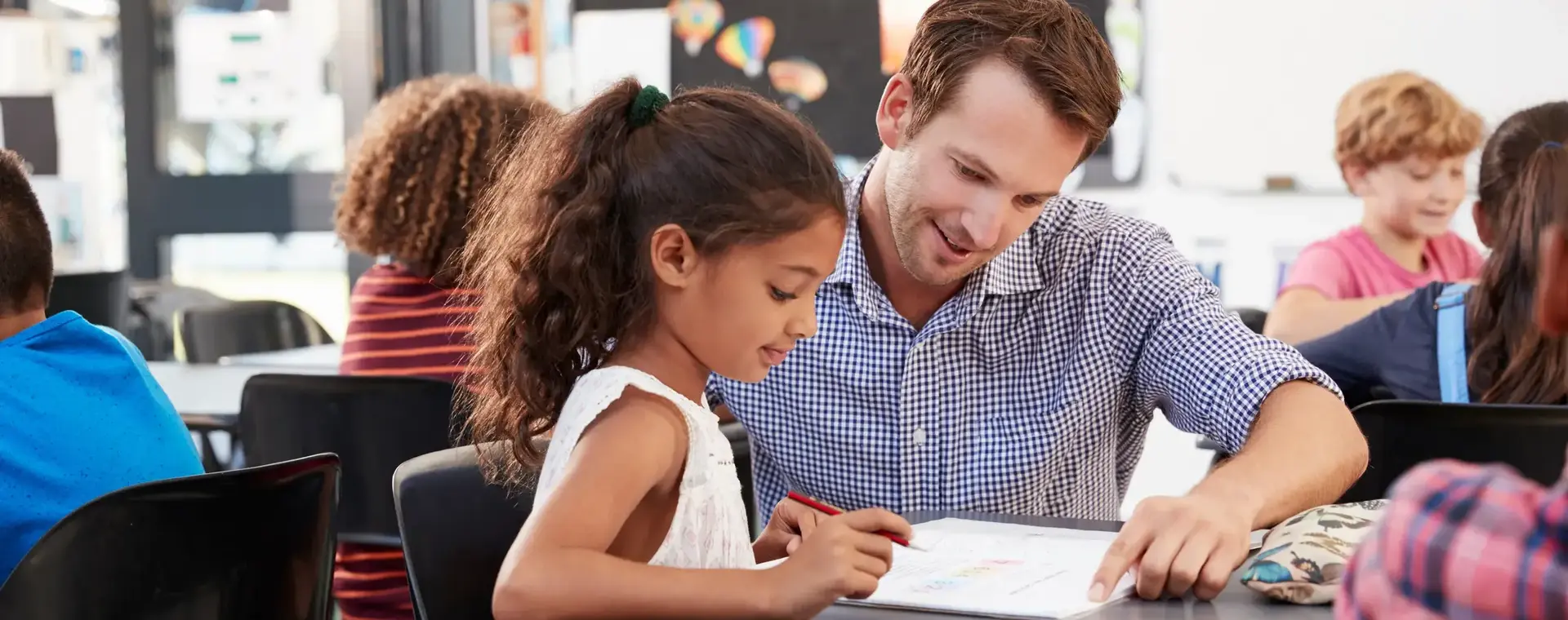 Meester in klas met basisschoolkinderen