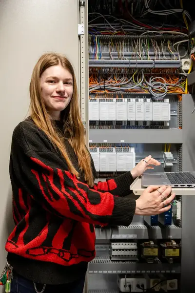 Studente Elektrotechniek met laptop in stoppenkast