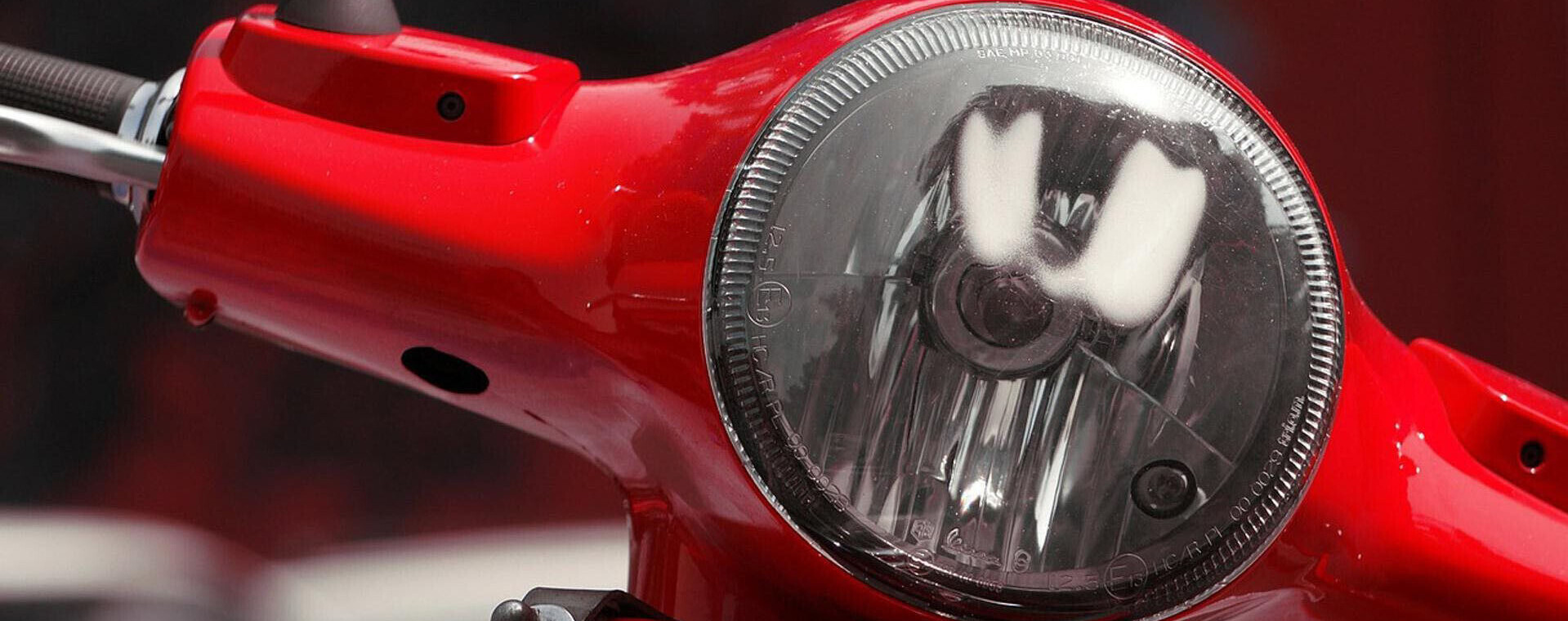Lamp van rode scooter