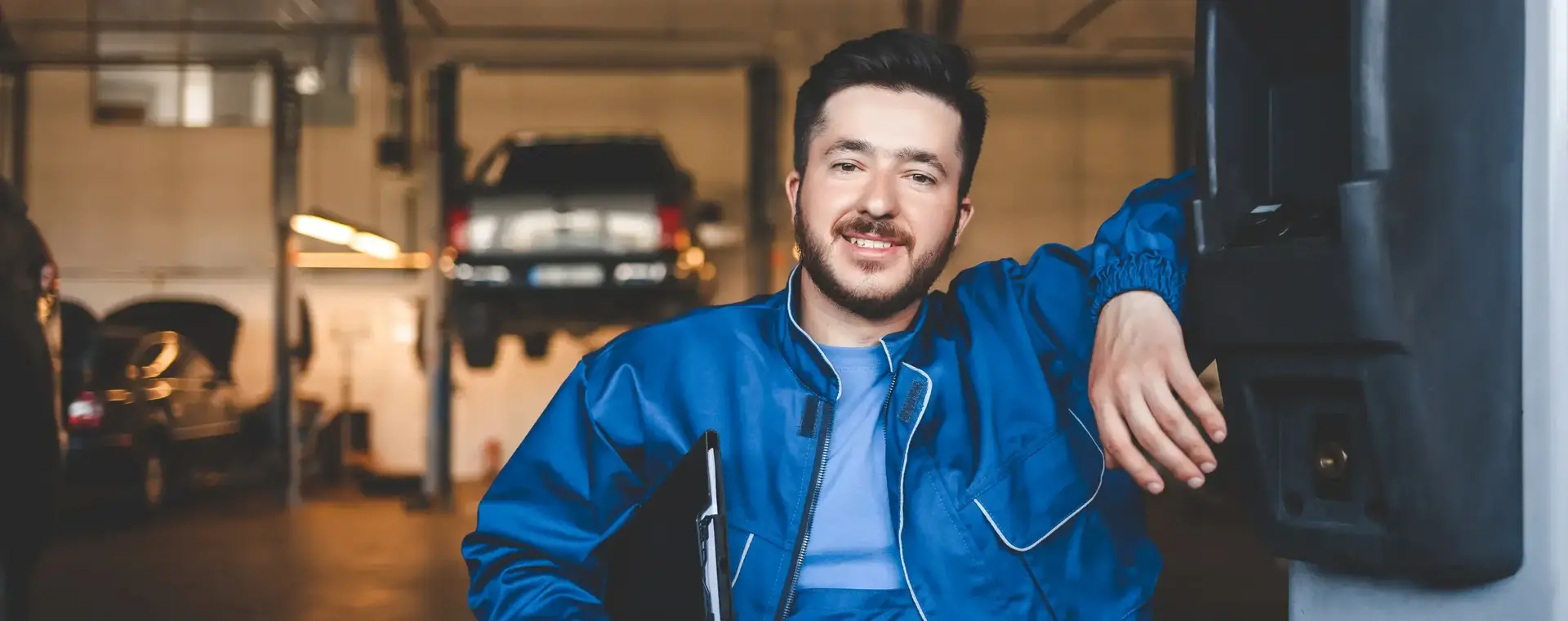 Garagehouder leunt tegen muur in garage