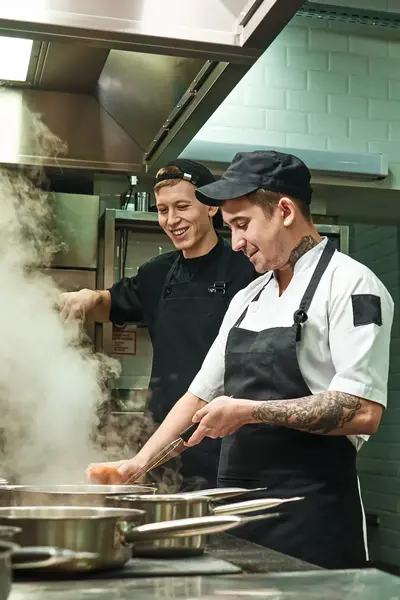 Twee koks aan het werk in keuken