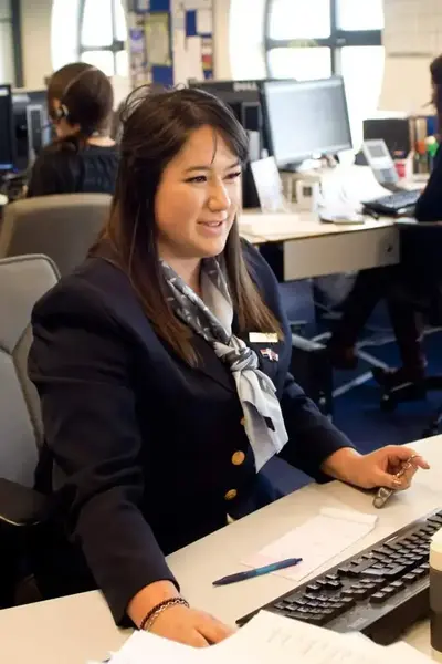 Dame achter computer regelt de air cargo