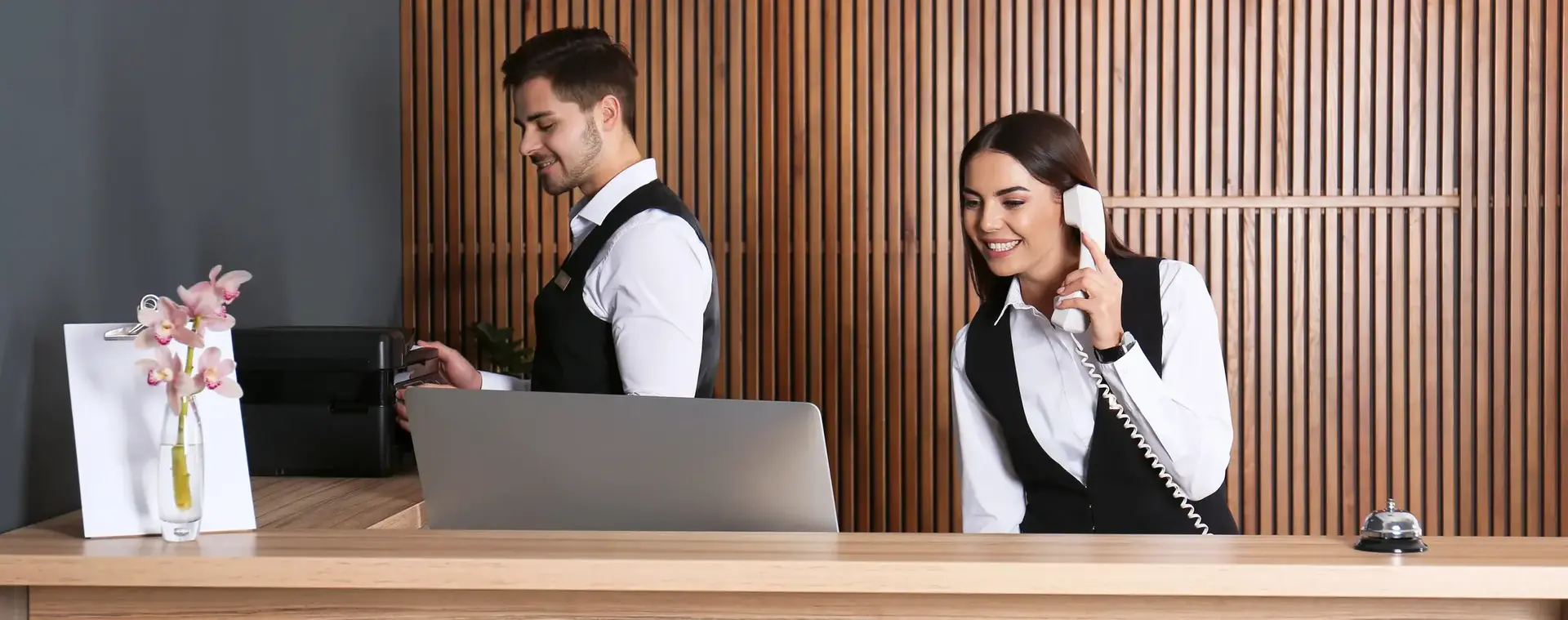 Receptionisten aan de balie in een hotel.